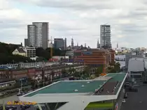 Hamburg am 26.8.2014: Blick vom Docklandgeb�ude auf den Edgar-Engelhard-Kai (Kreuzfahrtterminal Altona) und die Kulisse von St. Pauli