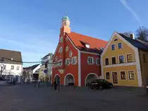 Mainburg, Rathaus am Marktplatz, Giebelbau mit Erdgeschosslauben und Erkerturm, erbaut 1756 (26.12.2015)