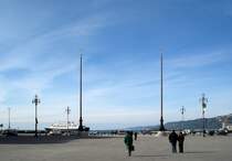 Triest, Blick vom Rathaus ber den  Platz der Italienischen Einheit  auf den Adriahafen, Okt.2004
