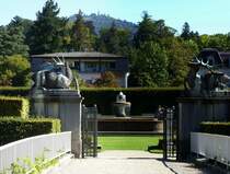 Baden-Baden, die Sophienbrcke ber die Oos fhrt zur Gnneranlage, einem 1909-12 angelegtem Rosengarten, im Hintergrund der 668m hohe Hausberg  Merkur , Sept.2015