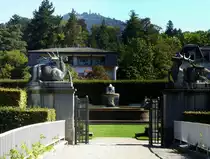 Baden-Baden, die Sophienbr�cke �ber die Oos f�hrt zur G�nneranlage, einem 1909-12 angelegtem Rosengarten, im Hintergrund der 668m hohe Hausberg  Merkur , Sept.2015