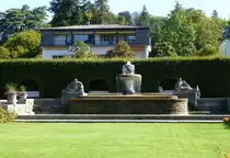 Baden-Baden, in der G�nneranlage steht der im Jugendstil errichte Sophienbrunnen mit den Figuren, Sept.2015