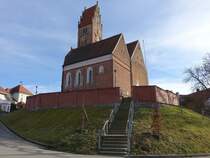Ebrantshausen, St. Petrus und Paulus Kirche, Saalkirche mit Steildach und eingezogenem Kastenchor, Chorturm mit Fialgiebel, romanisches Ziegelmauerwerk, 
erweitert im 14./15. Jh. durch ein nrdliches Schiff (27.12.2015)