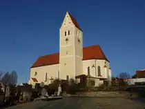Gebrontshausen, kath. Pfarrkirche Maria Empf�ngnis, verputzte Saalkirche mit polygonalem Chorschluss und s�dlichem Chorflankenturm mit Steilsatteldach, Langhaus und Chor mit Stichkappentonnen, erbaut im 15. Jahrhundert (27.12.2015)