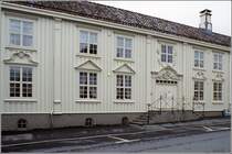 Trondheim. Dieses schlicht wei gehaltene Holzhaus in der Erling Skakkes gate zeigt eine eher untypische Farbgebung. Scan eines Dias vom Juni 1994.