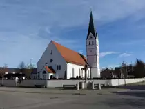 Niederlauterbach, St. Emmeran Kirche, Saalkirche mit Satteldach, s�dlichem Chorflankenturm mit Spitzbogenblenden und Spitzhelm, Chor und Turmunterbau Mitte 15. Jahrhundert, neugotischer Turm von 1883 (27.12.2015)