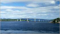 Finnsnes. Die Gisundbrcke fhrt auf die Insel Senja. Scan eines Dias vom Juni 1994.