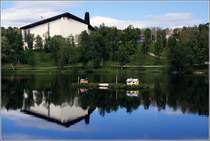 Finnsnes. Hinter dem Teich ist die moderne Kirche des Ortes zu sehen. Scan eines Dias vom Juni 1994.