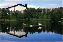 Finnsnes. Hinter dem Teich ist die moderne Kirche des Ortes zu sehen. Scan eines Dias vom Juni 1994.