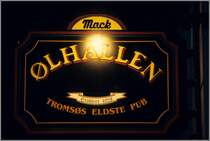 Troms. Wirtshausschild der bekannten lhallen (l = Bier) der nrdlichsten Brauerei der Welt. Scan eines Dias vom Februar 2001.
