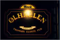 Troms�. Wirtshausschild der bekannten �lhallen (�l = Bier) der n�rdlichsten Brauerei der Welt. Scan eines Dias vom Februar 2001.