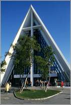 Troms. Die 1965 gebaute Eismeerkathedrale steht auf dem Festlandufer. Scan eines Dias vom Juni 1994.