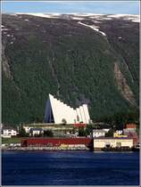 Troms. Die weithin sichtbare Eismeerkathedrale auf dem Festlandufer ist ein Wahrzeichen der Stadt. Scan eines Dias vom Juni 1994.