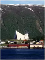 Troms�. Die weithin sichtbare Eismeerkathedrale auf dem Festlandufer ist ein Wahrzeichen der Stadt. Scan eines Dias vom Juni 1994.