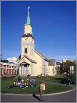 Troms�. Der Bau des Doms wurde 1861 vollendet. Es ist die evangelisch-lutherische Bischofskirche des Bistums Nord-H�logaland. Scan eines Dias vom Juni 1994.