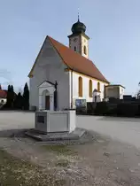 Frauenneuharting, Maria Heimsuchung Kirche, schlichter Saalbau mit eingezogenem Polygonalchor, im Kern sp�tgotisch, barocker Ausbau und Zwiebelhaube 1632 (09.02.2016)