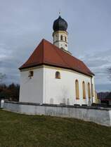 Jakobsberg, St. Jakobus Kirche, Saalbau mit eingezogenem Chor und Nordturm mit Kuppelhaube, erbaut von 1678 bis 1680 durch Hans Mayr (09.02.2016)