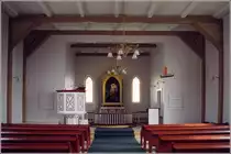 Honningsv�g. Der weitgehend schmucklose Innenraum der 1884 gebauten Kirche. Sie hat als einziges Geb�ude des Ortes im Zweiten Weltkrieg Hitlers Politik der verbrannten Erde �berstanden. Scan eines Dias vom Juni 1994.