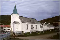 Honningsv�g. Die 1884 gebaute Holzkirche hat als einziges Geb�ude des Ortes im Zweiten Weltkrieg Hitlers Politik der verbrannten Erde �berstanden. Scan eines Dias vom Juni 1994.