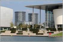 Die Autotrme - entworfen von Henn Architekten, Mnchen - in der Autostadt Wolfsburg. Sie bilden ein vollautomatischen Hochregallager fr etwa 800 Fahrzeuge. Vom Mittellandkanal aus ragen sie hier zwischen ZeitHaus und KonzernForum hindurch. Aufnahmedatum: 29.09.2006