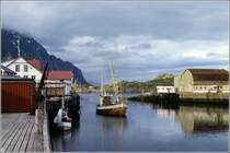Henningsvr. Ein sehenswertes Fischerdorf auf den Lofoten. Scan eines Dias vom Juni 1994.