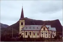 Kabelv�g. Die V�gan kirke von 1898 bietet 1.200 Personen Platz und ist die gr��te Holzkirche n�rdlich von Trondheim. Scan eines Dias vom Juni 1994.