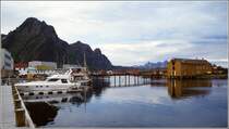 Svolvr ist das Verwaltungszentrum der Kommune Vgan auf der Lofoten-Insel Austvgya. Hier eine Szenerie am Hafen. Scan eines Dias vom Juni 1994.