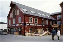 Svolvr.  Kystens Varehus  in Hafennhe. Scan eines Dias vom Juni 1994.