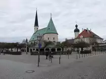 Alt�tting, Kapellplatz mit gotischer Wallfahrtskapelle St. Maria, Zentralbau erbaut um 1000, Langhaus erbaut 1494 (14.02.2016)