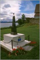 Harstad. Neben der Trondenes Kirche steht dieses Denkmal zu Ehren der sowjetischen Soldaten, die in den Jahren 1941 - 1945 in deutscher Kriegsgefangtenschaft  ums Leben kamen. Scan eines Dias vom Juni 1994.