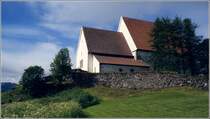 Harstad. Die Kirche in Trondenes ist die nrdlichste mittelalterliche Steinkirche in Norwegen. Dieser dritte Kirchenbau an dieser Stelle wird auf das Jahr 1434 datiert. Scan eines Dias vom Juni 1994.