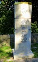 Baden-Baden, Gedenkstein (Stauferstele) fr die Markgrafen von Baden, Hermann III und IV, steht am Alten Schlo, Aug.2015