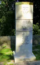 Baden-Baden, Gedenkstein (Stauferstele) f�r die Markgrafen von Baden, Hermann III und IV, steht am Alten Schlo�, Aug.2015