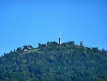 Baden-Baden, Teleblick vom OT Lichtenberg zum 668m hohen Merkur, dem Hausberg von Baden-Baden, mit Sende-und Aussichtsturm, links die Bergstation der Standseilbahn und das Restaurant, Sept.2015