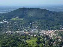 Baden-Baden, Blick vom Merkur auf die Stadt und den Fremersberg, dahinter die Rheinebene, Sept.2015