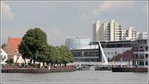 Blick von Lemwerder ber die Weser nach Bremen-Vegesack. In der Bildmitte ist die Fugngerbrcke ber die Hafenzufahrt zu sehen. Dahinter erstreckt sich das  Haven Hft . Aufnahmedatum: 12.08.2007