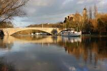 Im letzten Sonnenlicht zeigen sich die Krllwitzer Brcke und die Oberburg Giebichenstein in Halle. Im Hintergrund ist die Voliere des Bergzoos zu sehen.