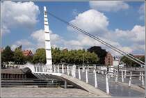 Die geschwungene Fu�g�ngerbr�cke �ber die Hafenzufahrt zum Vegesacker Hafen kann hoch geklappt werden. Aufnahmedatum: 12.08.2007.