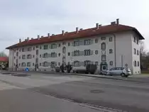 Garching a. d. Alz, Mietshaus der ehem. SKW Werkssiedlung am Janischplatz, erbaut von 1923 bis 1924 von Otto Rudolf Salvisberg im expressionistischen Heimatstils (14.02.2016)