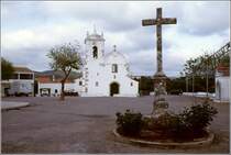 Querenca. Die Igreja Nossa Senhora da Assuno Ende der 1990er Jahre. Inzwischen wurde der Platz vor der Kirche umgestaltet, wie man bei google earth sehen kann. Scan vom Dia.