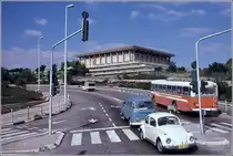 Jerusalem. Die Knesset, das israelische Parlament, aus dem vorbeifahrenden Bus. Scan eines Dias vom M�rz 1978.
