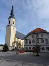 Peterskirchen, St. Peter und Paul Kirche und Kirchenwirt am Dorfplatz, Kirche einschiffiger sp�tgotischer Bau, erbaut im 15. Jahrhundert (14.02.2016)