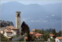 Claino con Osteno. Die Kirche Santi Pietro und Paolo in Osteno oberhalb des Luganersees. Scan eines Dias vom Sommer 1979.