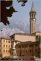 Lecco. Der Campanile di San Nicol� �berragt den Piazza Mario Cermenati mit dem Denkmal des Namengebers. Scan eines Dias vom Sommer 1979.