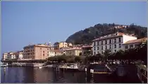 Bellagio. Der Ort liegt an der Spitze der Halbinsel im Comer See. Scan eines Dias vom Sommer 1979.