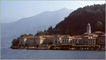 Bellagio. Der Ort liegt an der Spitze der Halbinsel im Comer See. Scan eines Dias vom Sommer 1979.