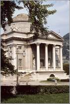 Como. Der Tempio Voltiano beherbergt ein Museum zum Gedenken an Alessandro Giuseppe Antonio Anastasio Graf von Volta. Er gilt als Erfinder der Batterie und als einer der Begrnder der Elektrizittslehre. Scan eines Dias vom Sommer 1979.