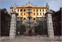 Tremezzina. Die Villa Carlotta wurde im 18. Jahrhundert in Tremezzo direkt am Comer See erbsut. Scan eines Dias vom Sommer 1979.