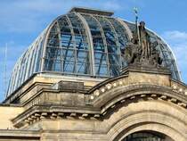 Dresden Hauptbahnhof, die neue Kuppel �ber dem Haupteingang, davor die alte Sandsteingruppe der Saxonia, 30.11.2007