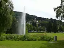 Bad Herrenalb, Blick vom Kurpark mit der gro�en Font�ne zur katholischen Kirche St.Bernard, Aug.2015